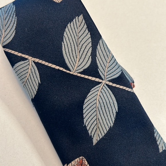 Vintage YVES SAINT LAURENT tie - Picture 3 of 6